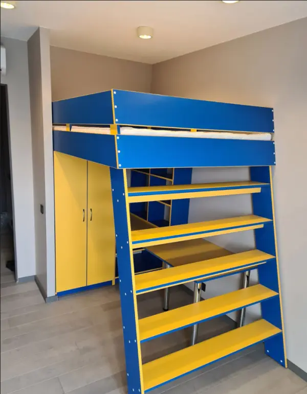 Bērnu augstā gulta ar plauktiem zilā un dzeltenā krāsā