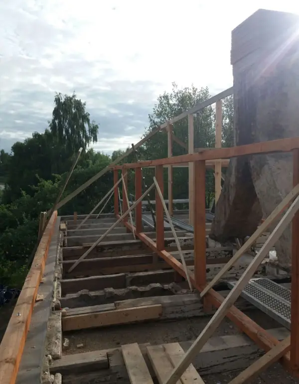 Jumta konstrukcijas atjaunošana pie skursteņa