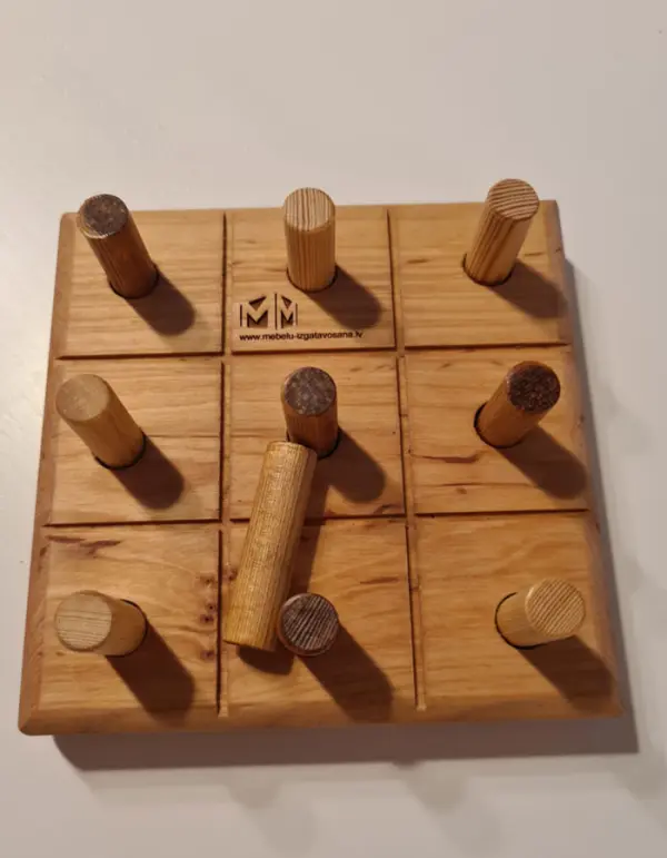 Koka galda spēle ar tapām