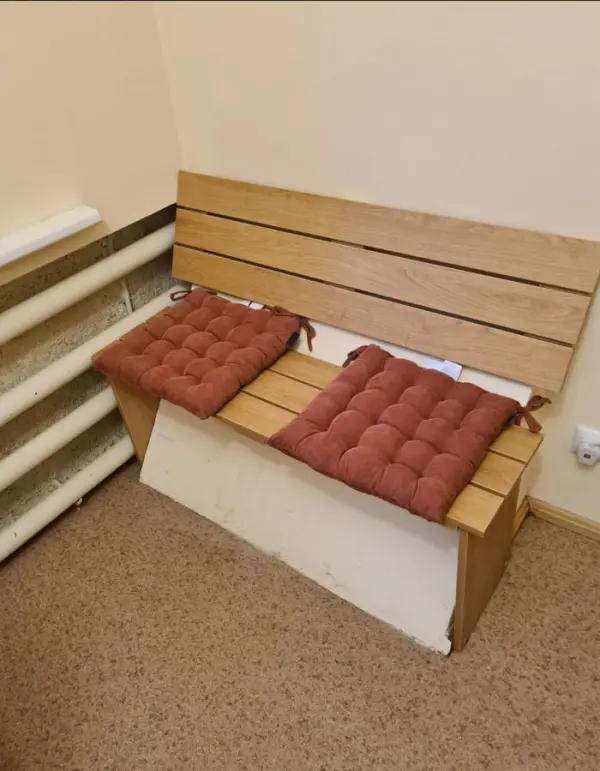 Koka soliņš ar spilveniem