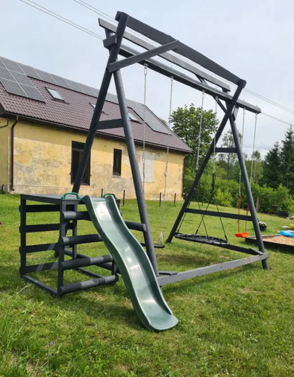 Bērnu šūpoles ar slidkalniņu dārzā
