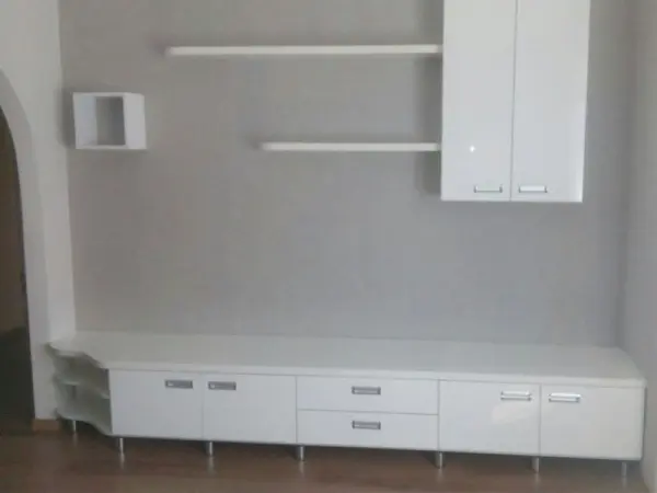 Balta zema skapju sekcija ar atvilktnēm, sienas skapītis un plaukti