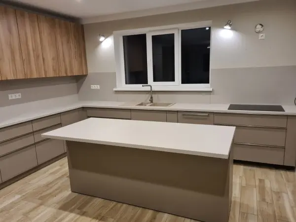 Virtuve ar salu, pelēkbēšām fasādēm un koka toņa augšējiem skapjiem