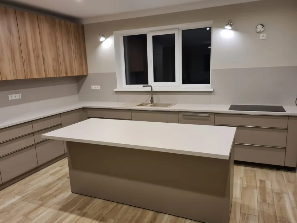 Virtuve ar salu, pelēkbēšām fasādēm un koka toņa augšējiem skapjiem